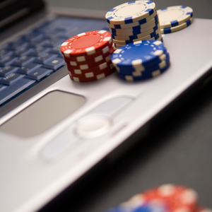 Macra na Feirme says Government must Ban Online Gambling Ads